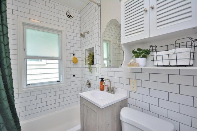 3662 S Ahmedi AVENUE, Saint Francis, WI 53235