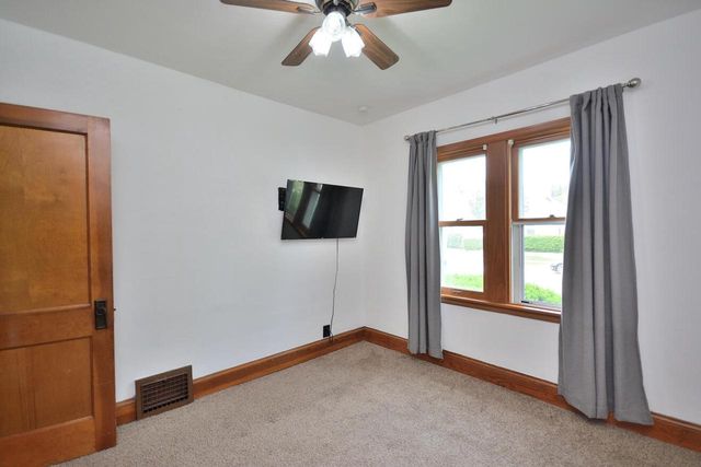 3662 S Ahmedi AVENUE, Saint Francis, WI 53235