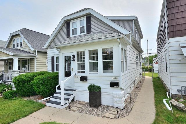 3662 S Ahmedi AVENUE, Saint Francis, WI 53235