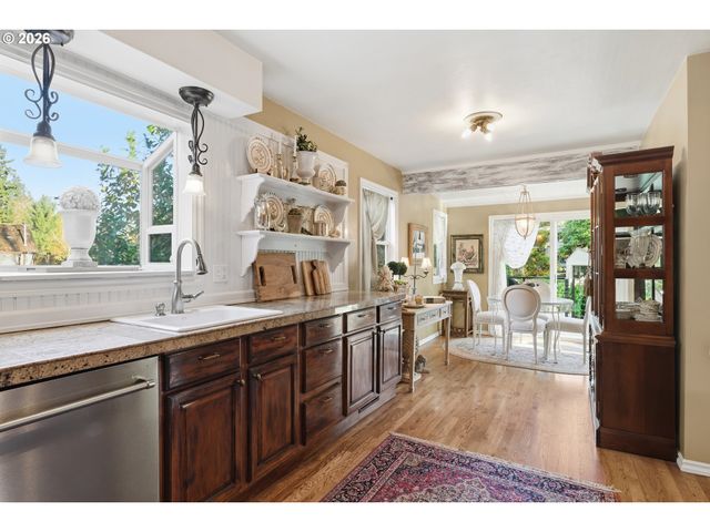 17332 LAKE HAVEN Dr, Lake Oswego, OR 97035