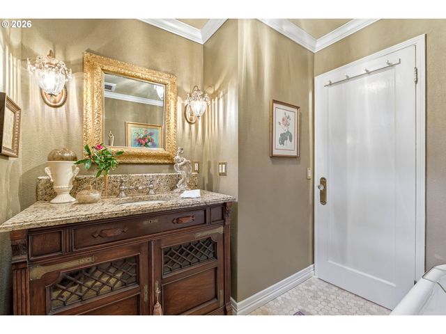 17332 LAKE HAVEN Dr, Lake Oswego, OR 97035