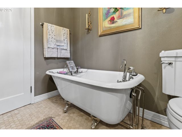 17332 LAKE HAVEN Dr, Lake Oswego, OR 97035