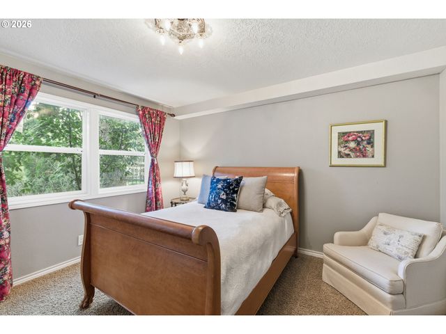 17332 LAKE HAVEN Dr, Lake Oswego, OR 97035