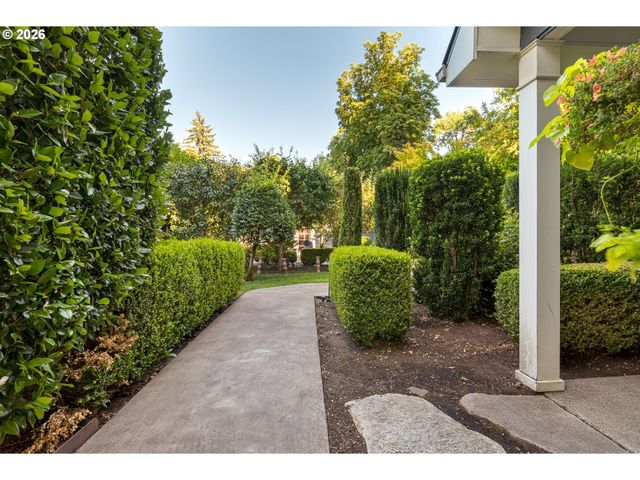 17332 LAKE HAVEN Dr, Lake Oswego, OR 97035