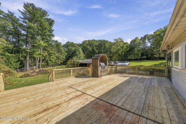 33 Havens Bridge Road, Farmingdale, NJ 07727