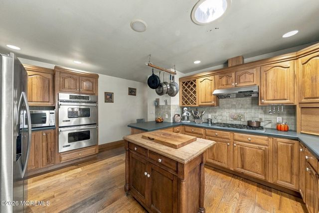 33 Havens Bridge Road, Farmingdale, NJ 07727