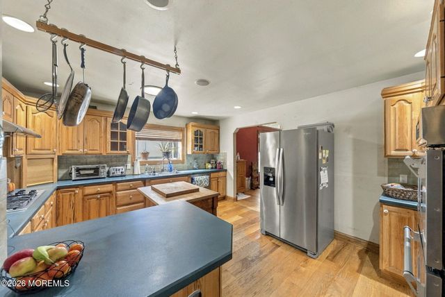 33 Havens Bridge Road, Farmingdale, NJ 07727