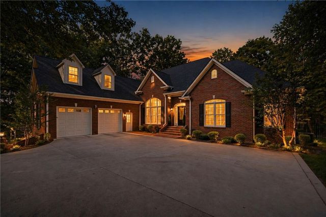 153 York Place, Calhoun, GA 30701