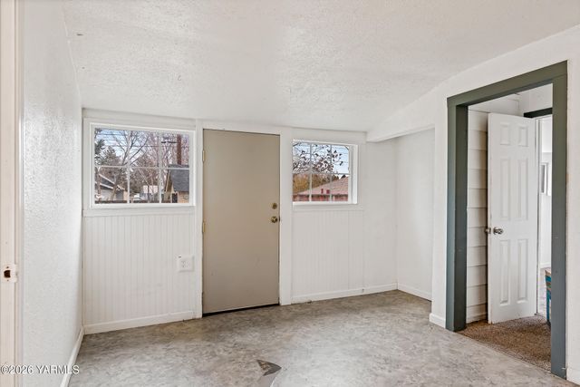 717 S 8th Ave, Yakima, WA 98902