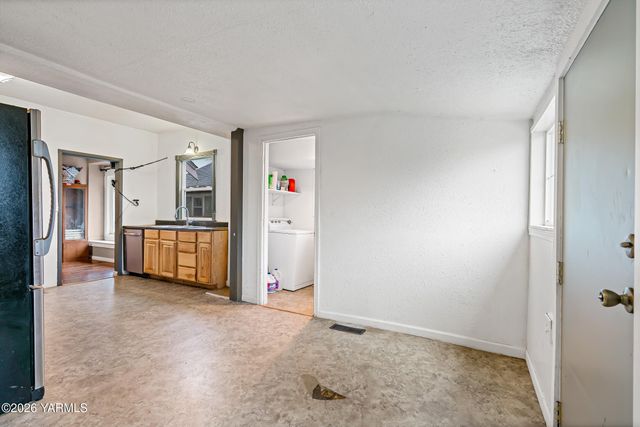 717 S 8th Ave, Yakima, WA 98902