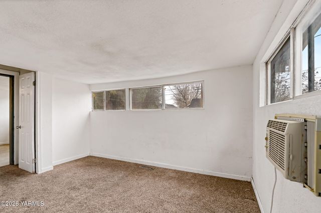 717 S 8th Ave, Yakima, WA 98902