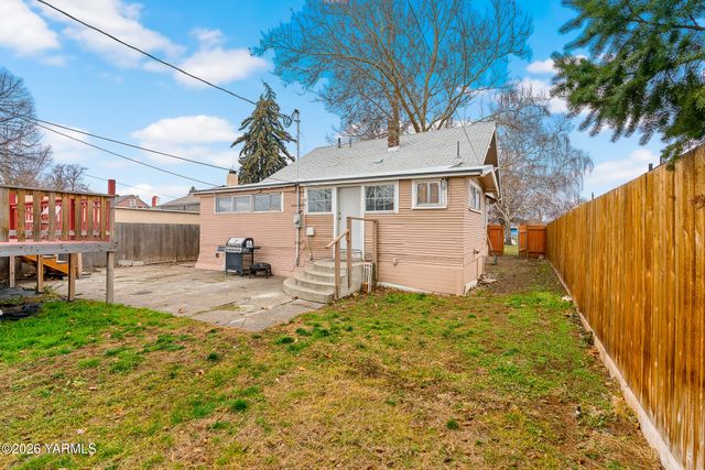 717 S 8th Ave, Yakima, WA 98902