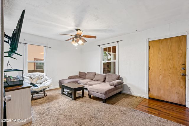 717 S 8th Ave, Yakima, WA 98902