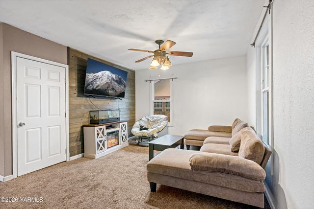 717 S 8th Ave, Yakima, WA 98902