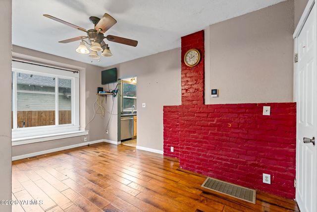 717 S 8th Ave, Yakima, WA 98902