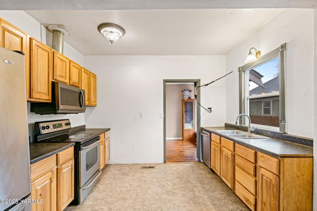 717 S 8th Ave, Yakima, WA 98902