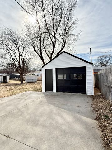 4112 Oxford Street, Des Moines, IA 50313