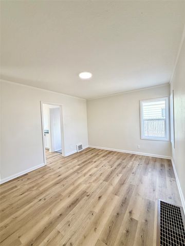 4112 Oxford Street, Des Moines, IA 50313