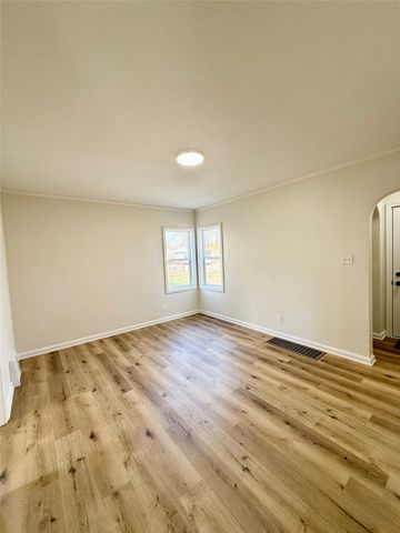 4112 Oxford Street, Des Moines, IA 50313