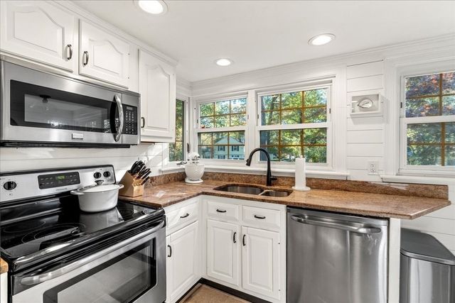 268 Colonel Hunt Dr, Abington, MA 02351