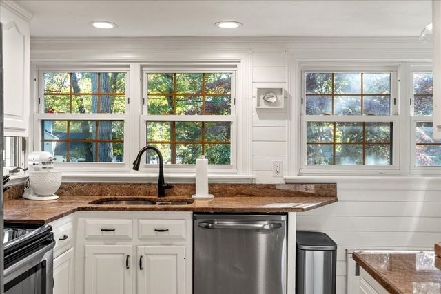 268 Colonel Hunt Dr, Abington, MA 02351