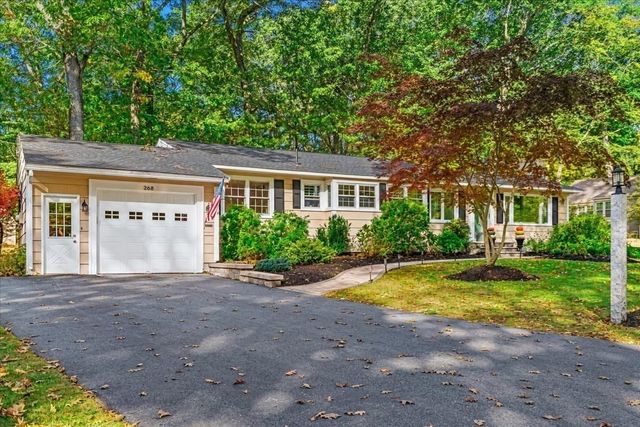 268 Colonel Hunt Dr, Abington, MA 02351