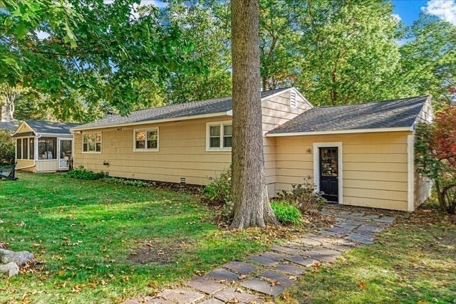 268 Colonel Hunt Dr, Abington, MA 02351