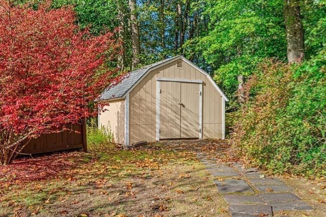 268 Colonel Hunt Dr, Abington, MA 02351