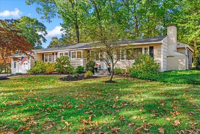 268 Colonel Hunt Dr, Abington, MA 02351