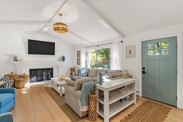 268 Colonel Hunt Dr, Abington, MA 02351