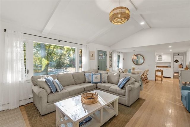 268 Colonel Hunt Dr, Abington, MA 02351
