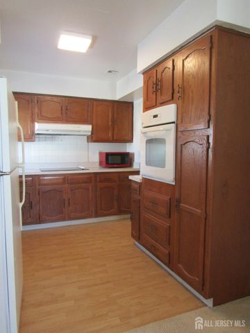 538 Sutton Way N, Monroe, NJ 08831