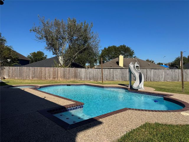 606 Oak Berry Drive, Kemah, TX 77565