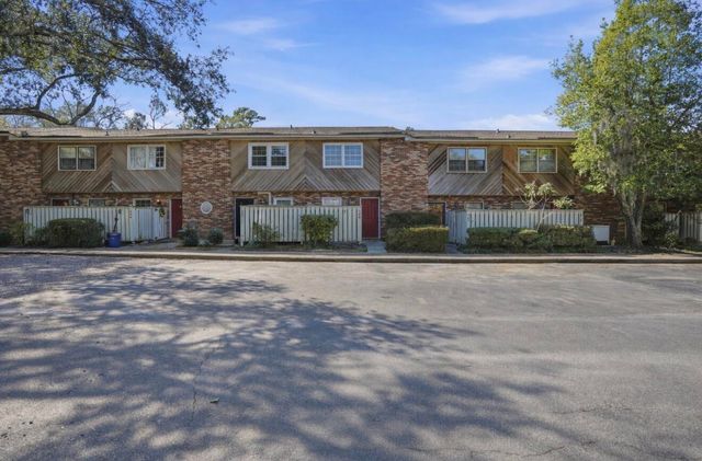 308 Saint Charles Court, Charleston, SC 29407