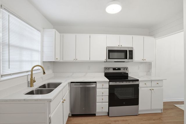 308 Saint Charles Court, Charleston, SC 29407