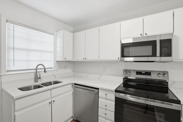 308 Saint Charles Court, Charleston, SC 29407