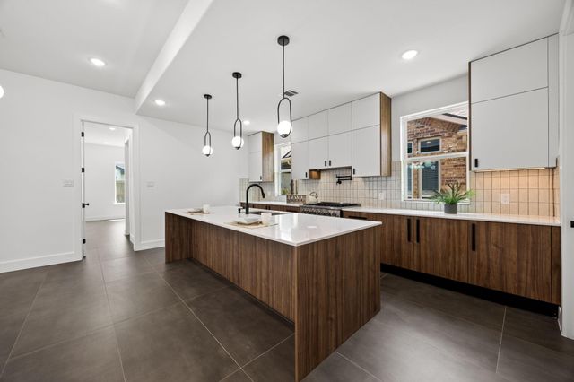 98 Camden Hills Dr Drive, Montgomery, TX 77356