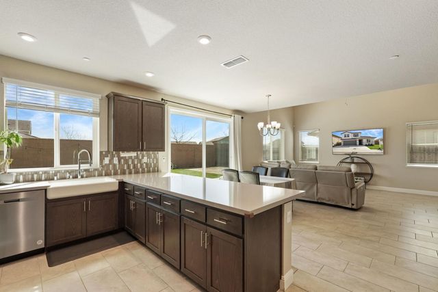 2912 Zinnia Way, Lodi, CA 95242