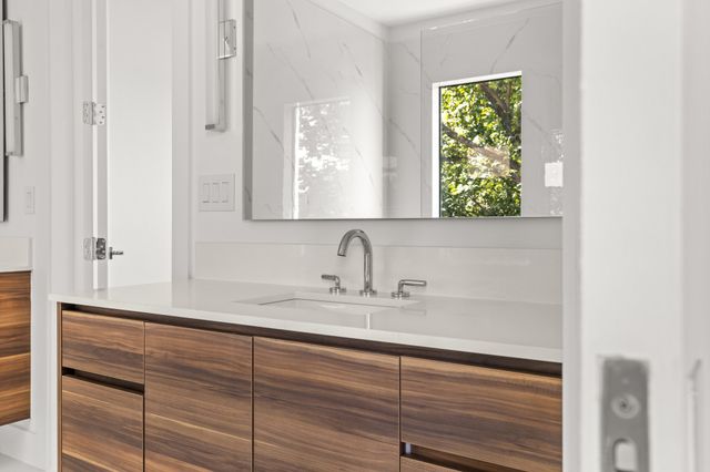 610 N Oak Cliff Boulevard 304, Dallas, TX 75208