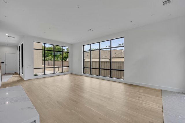 610 N Oak Cliff Boulevard 304, Dallas, TX 75208