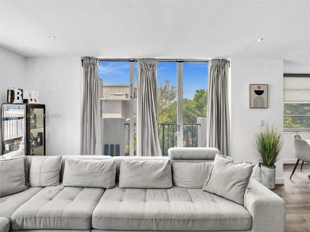2780 NE 183rd St 302, Aventura, FL 33160