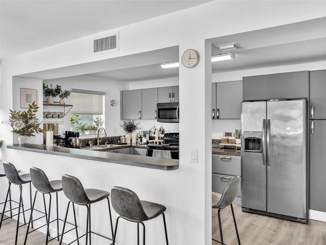 2780 NE 183rd St 302, Aventura, FL 33160