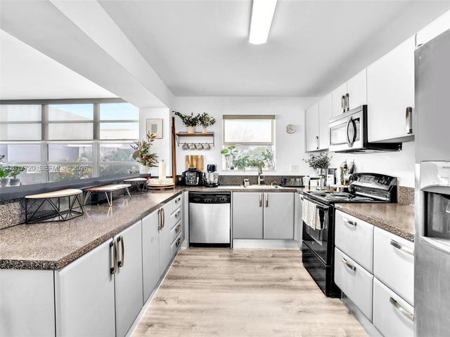 2780 NE 183rd St 302, Aventura, FL 33160