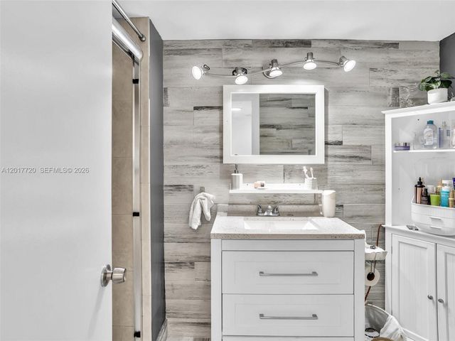 2780 NE 183rd St 302, Aventura, FL 33160
