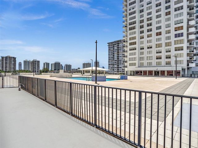 2780 NE 183rd St 302, Aventura, FL 33160