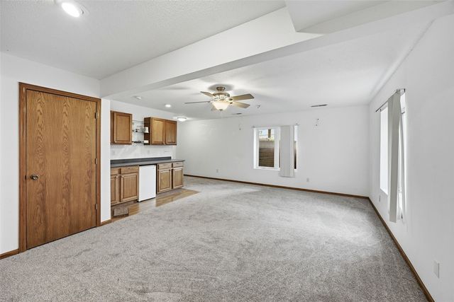 518 Tulip Ct, Tiffin, IA 52340