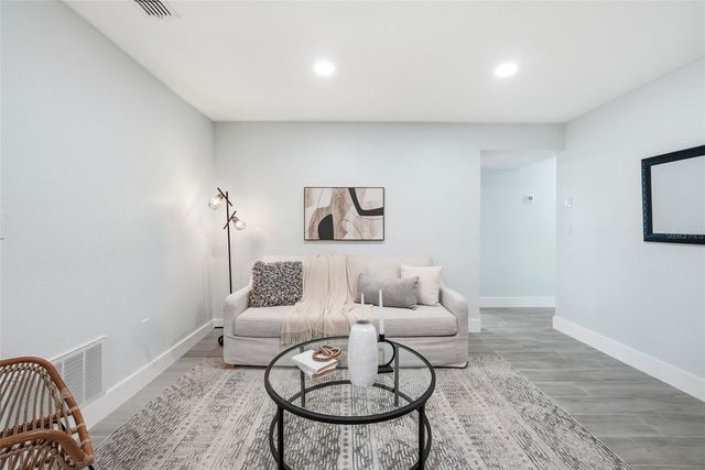 5611 VENETIAN BOULEVARD NE, St Petersburg, FL 33703