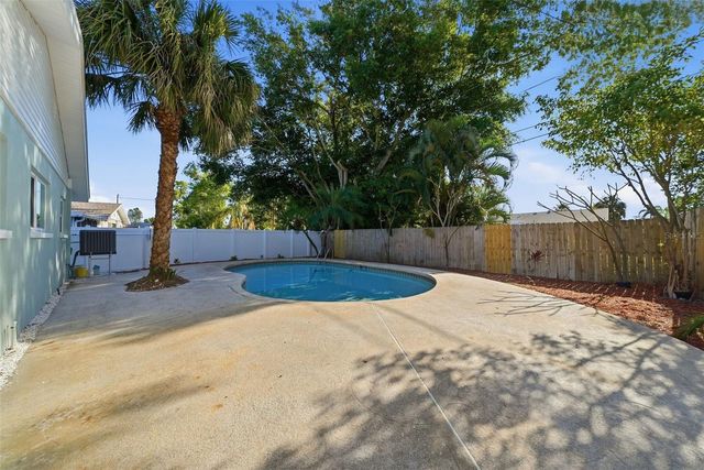 5611 VENETIAN BOULEVARD NE, St Petersburg, FL 33703