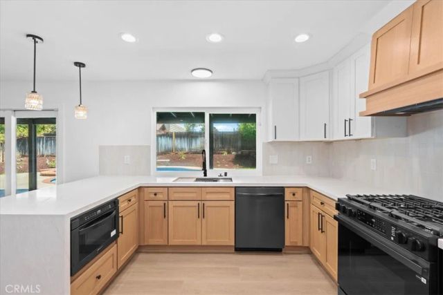 2463 Falling Oak, Riverside, CA 92506