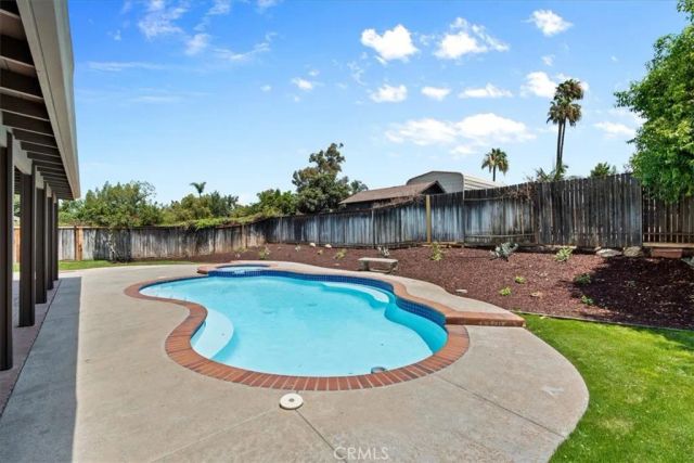 2463 Falling Oak, Riverside, CA 92506